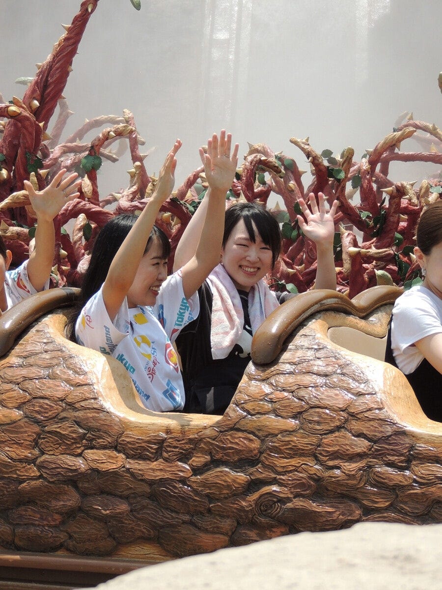 スタート直後にライドが屋外に出てきます。このとき左側で別のライドが落下＆スプラッシュ！