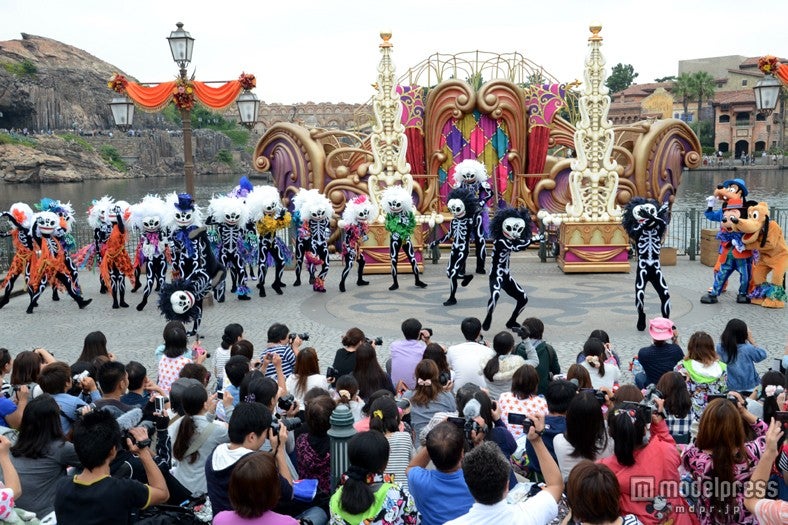 新プログラム「ウェルカム・スケルトン・フレンズ」／アクロバットも披露するスケルトン