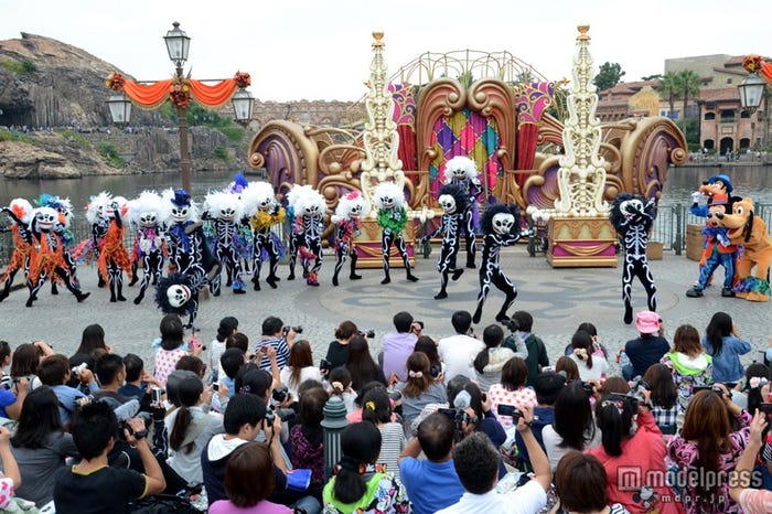 新プログラム「ウェルカム・スケルトン・フレンズ」/アクロバットも披露するスケルトン