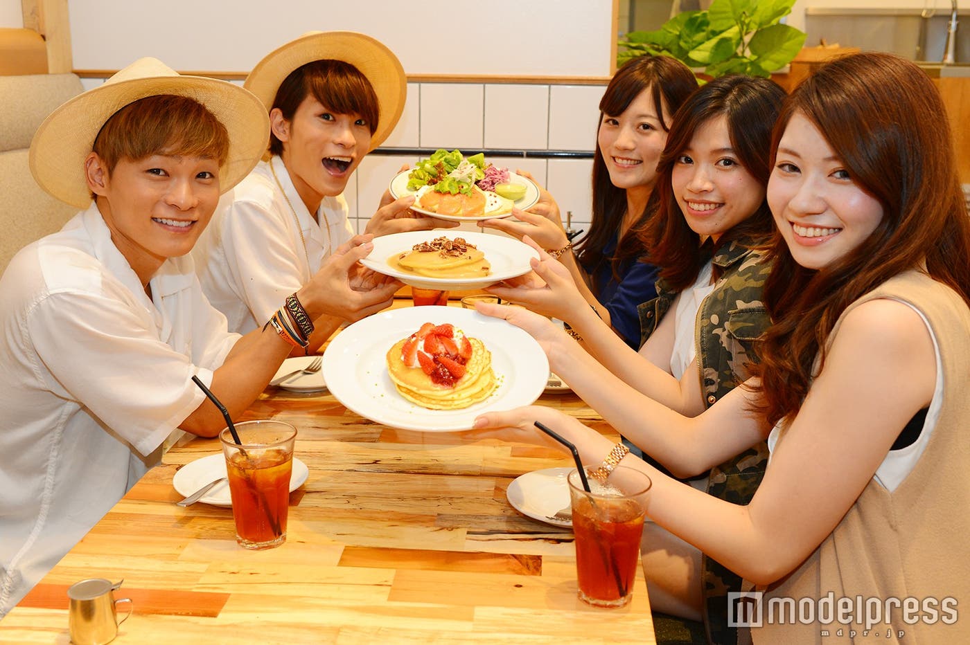 パンケーキを食べながら休憩中(C)モデルプレス