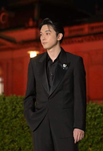 吉沢亮 カルティエの33カラットサファイア胸元に輝かせる「存在感がとてつもない」