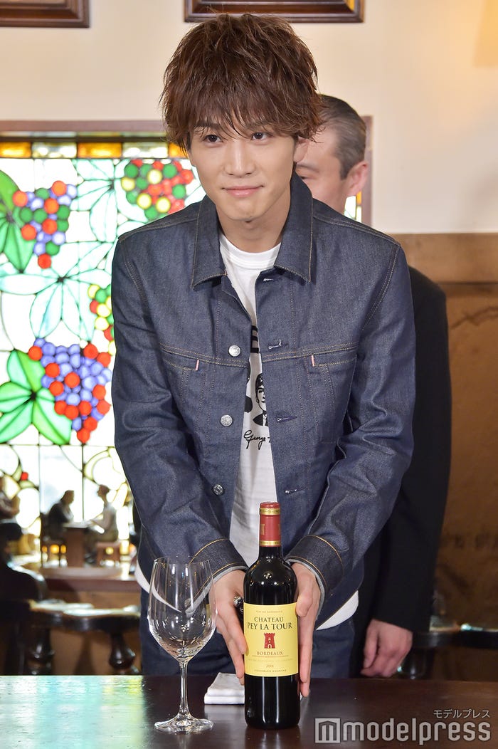 ラベルをお客様の方へ…/岩田剛典「ホテル研修」の様子(C)モデルプレス