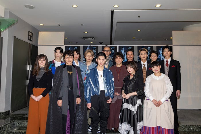 (1列目左から)アレクサンドラ・ラター、松村雄基、長谷川慎、北乃きい、野口かおる(2列目左から)京典和玖、石川凌雅、山崎樹範、中尾暢樹、小松準弥(3列目左から)美羽あさひ、鈴木省吾、若杉宏二、紺野まひる/舞台「ロミオ&ジュリエット」ゲネプロより(C)ロミオ&ジュリエット製作委員会