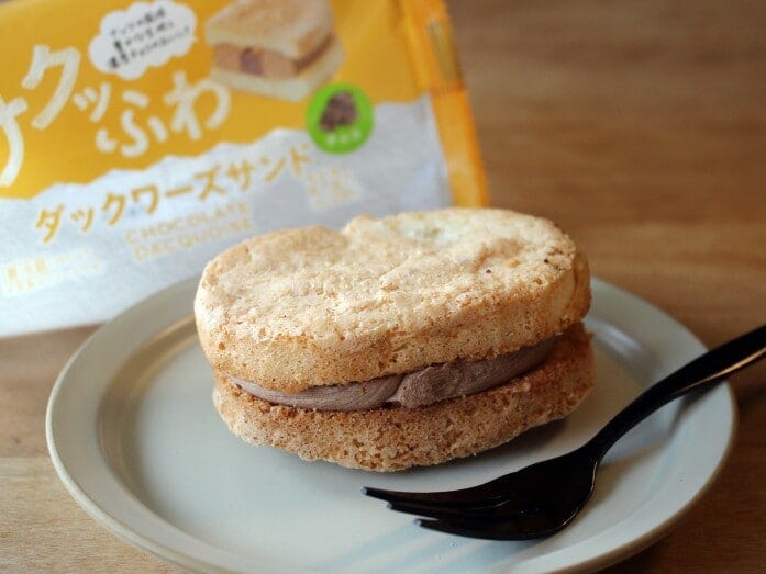 さっくりとしたダックワーズでチョコクリームをサンド