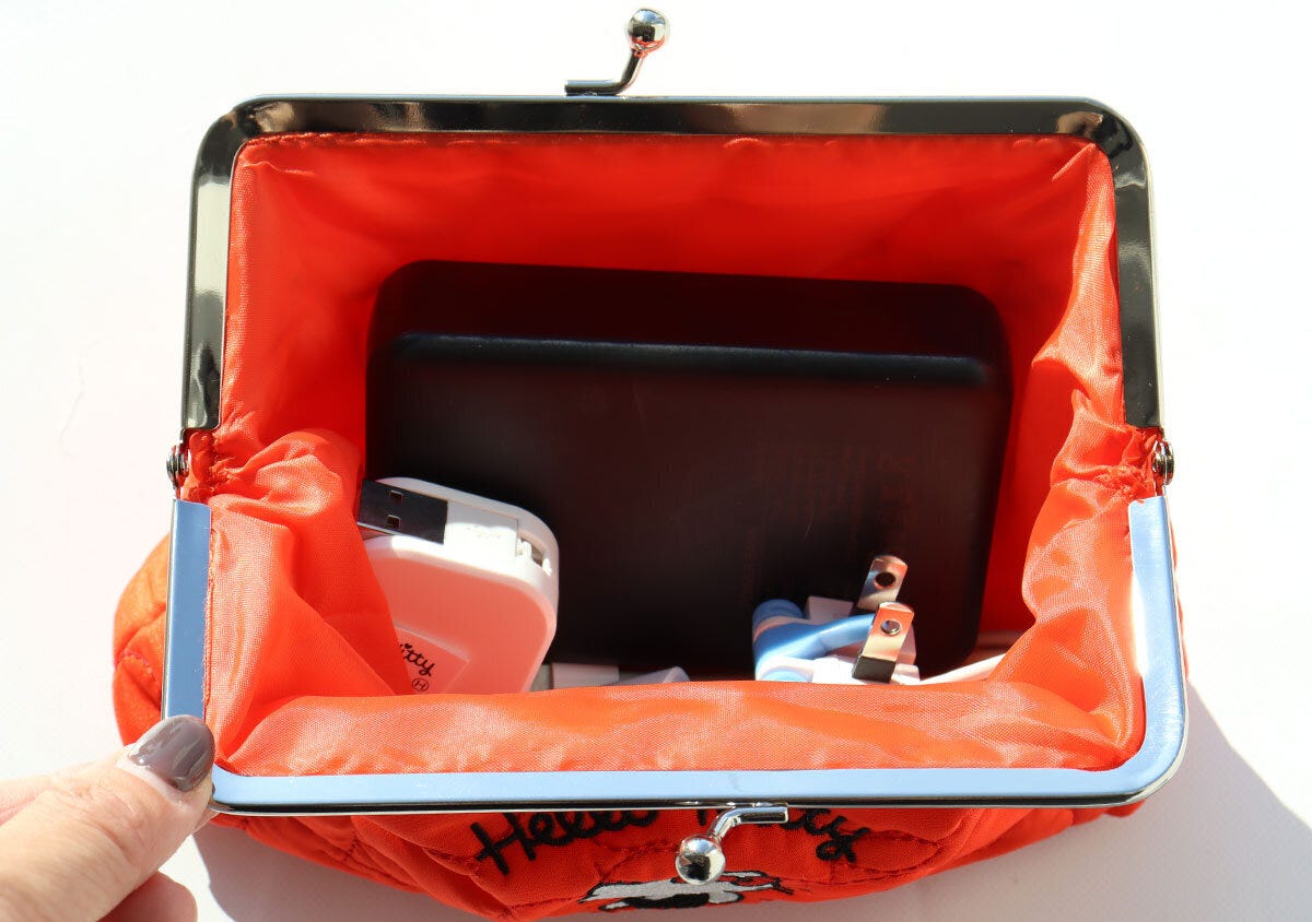 宝島社雑誌付録リンネル3月号増刊のハローキティのリンゴ柄のキルティング！刺しゅう入りがま口ポーチ5