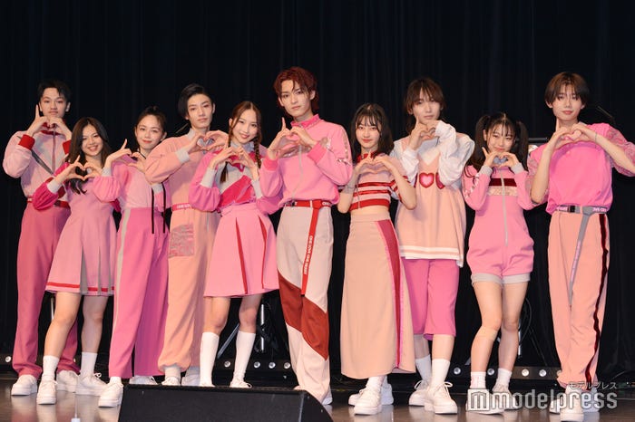 ONE LOVE ONE HEART(左から)相原一心、イーチ、藤咲碧羽、久昌歩夢、佐々木杏莉、咲太朗、飯塚瑠乃、笹原遼雅、矢嶋由菜、洸瑛(C)モデルプレス
