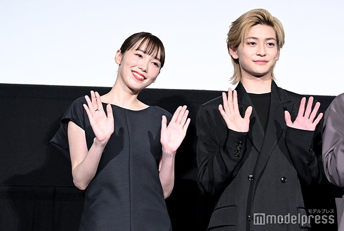 飯豊まりえ、高橋文哉（C）モデルプレス