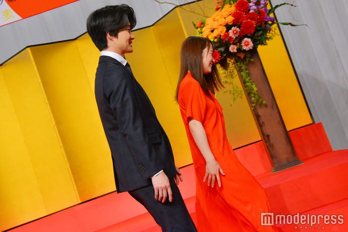 どちらが先に降りるかを譲り合う神木隆之介と川栄李奈 (C)モデルプレス