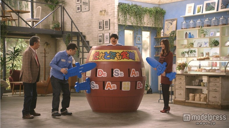 佐々木希、「黒ひげ危機一発」で人気芸人と勝負