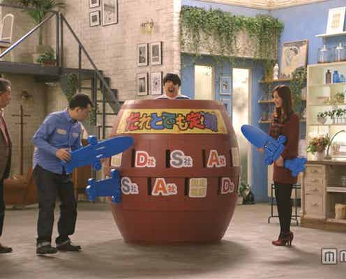 佐々木希、「黒ひげ危機一発」で人気芸人と勝負