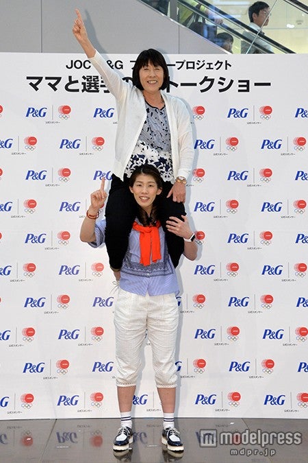 肩車した吉田沙保里選手（下）、母・幸代さん（上）