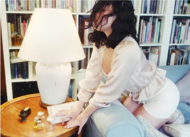 カーディガン風で色っぽく(C)TOPLOG