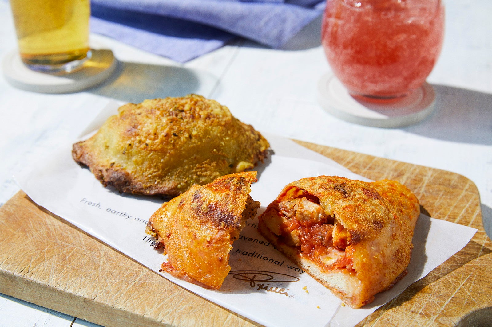 右から：カルツォーネ ポッロ アラビアータ、カルツォーネ シーフード ジェノベーゼ／画像提供：スターバックス コーヒー ジャパン