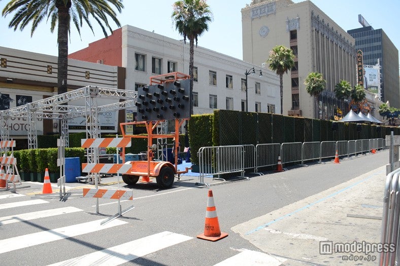 道路を半分封鎖してブルー・カーペットが敷かれた