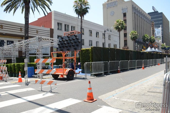 道路を半分封鎖してブルー・カーペットが敷かれた