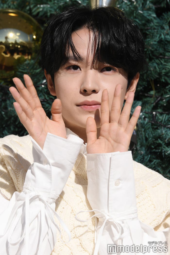 小さく手を振るユウシ(C)モデルプレス