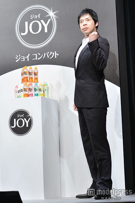 ビシッとスーツで登場