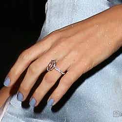 エンゲージメントリングとは違う指輪ですが、ゴージャス!!　ネイルのカラーもキレイ。Photo：Splash/アフロ