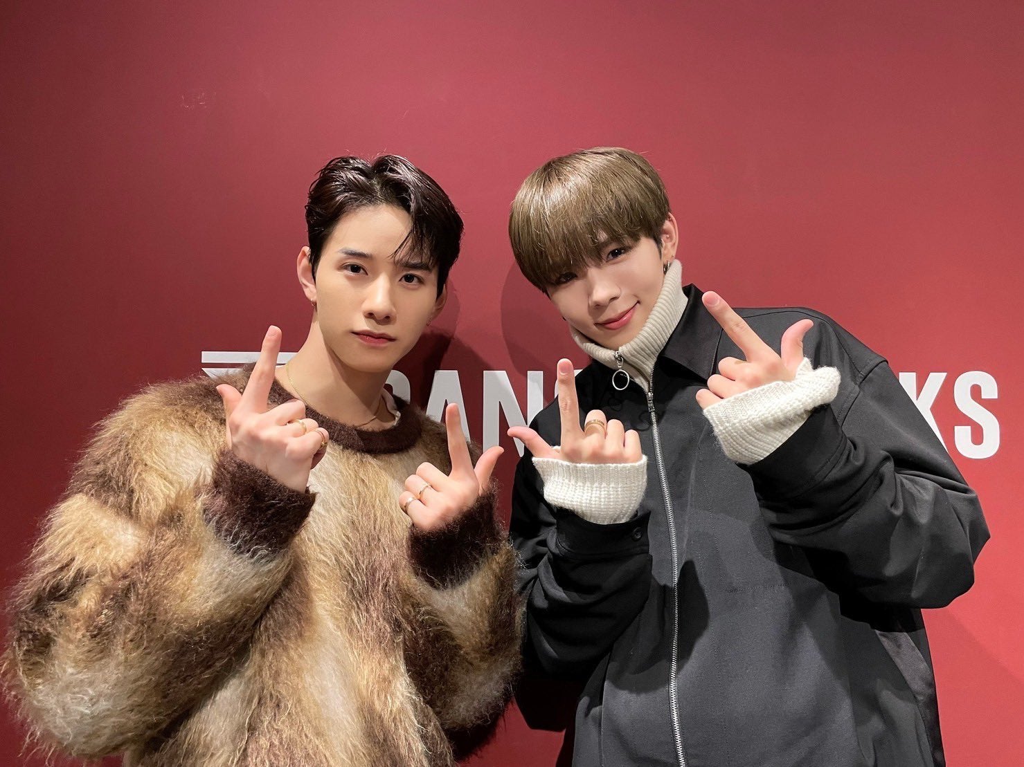 JO1佐藤景瑚＆NCTショウタロウ、互いのグループ挨拶ポーズ・ハグショット披露「仲の良さが伝わる」「貴重な写真」と反響