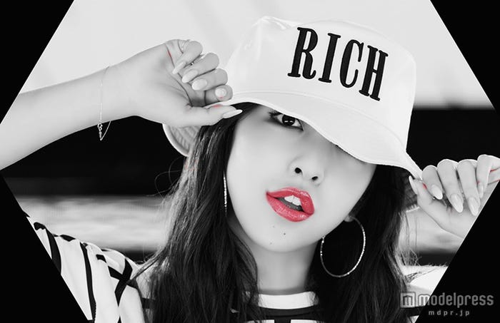 板野友美7thシングル「Gimme Gimme Luv」MVより(C)キングレコード