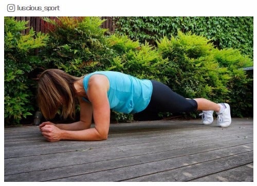 「プランク」が地味にスゴイ！1ポーズがもたらすダイエット効果／uscious_sportさんInstagram