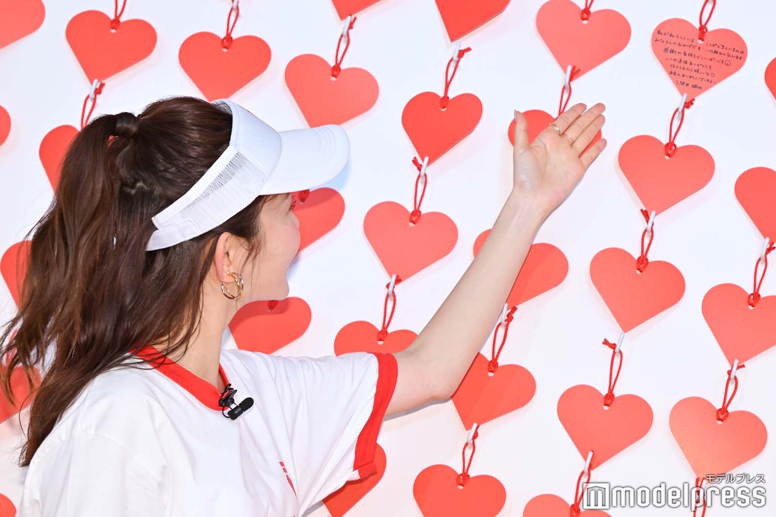 自身が書いたメッセージを紹介する久間田琳加（C）モデルプレス