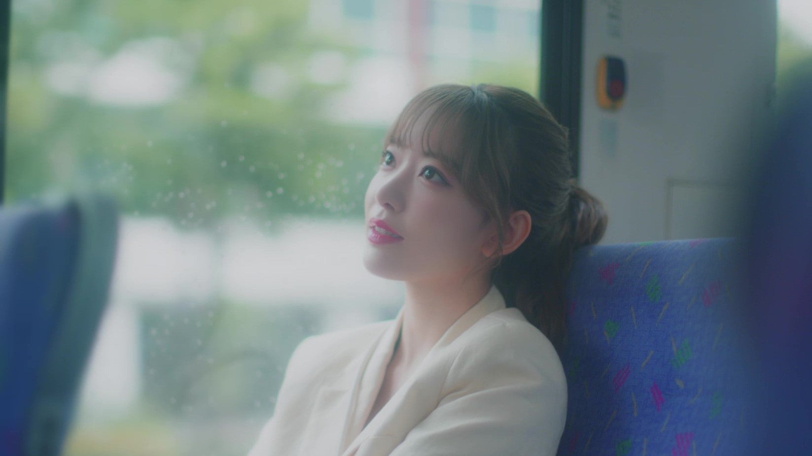 宮脇咲良の卒業ソング「思い出にするにはまだ早すぎる」MV（C）Mercury