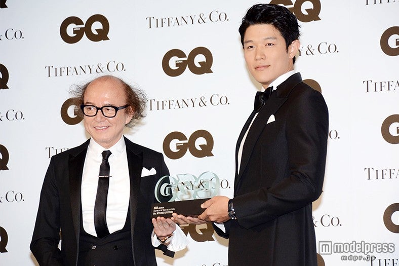 鈴木亮平（右）