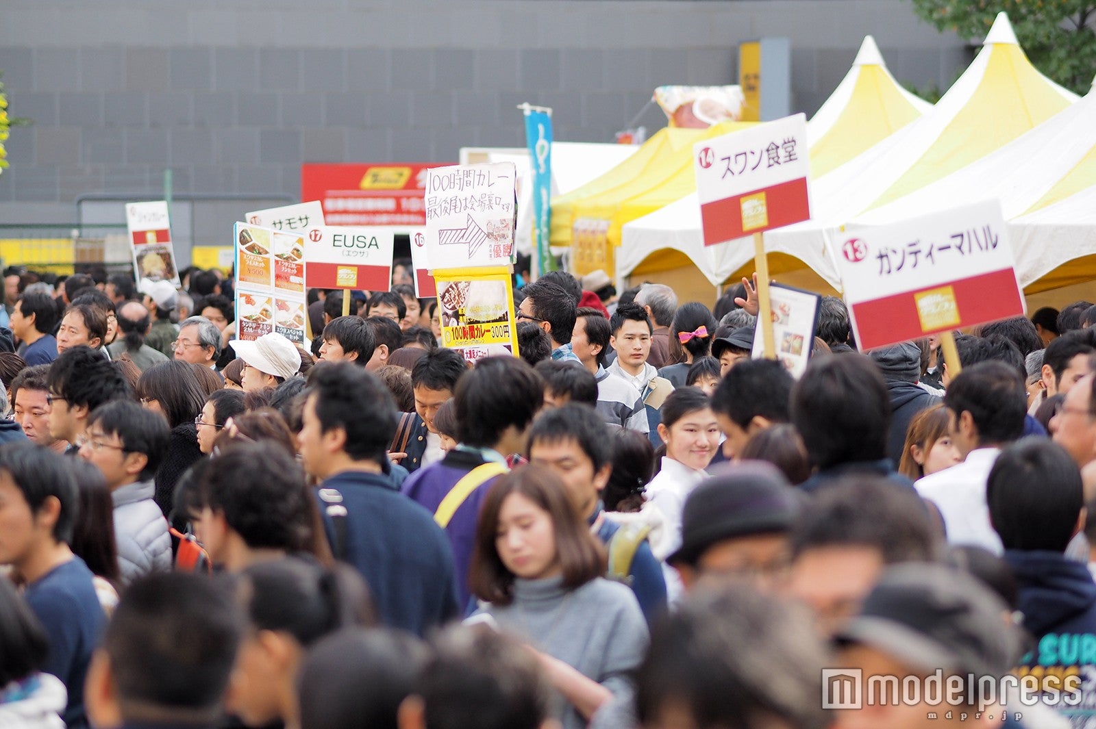 どの店舗も行列が／画像提供：神田カレーグランプリ