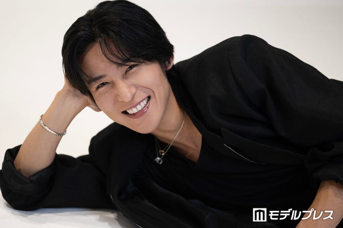 坂本太郎と同じように寝そべってくれた目黒蓮(C)モデルプレス