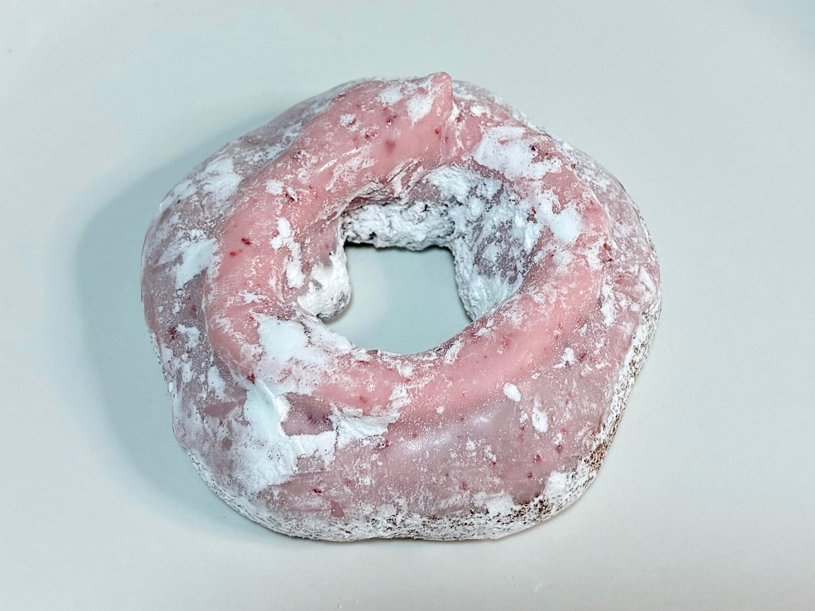 「桜もちっとドーナツ 春めくいちごホイップだいふく風」テイクアウト216円/イートイン220円