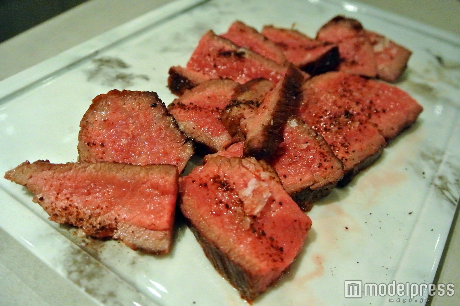 発酵熟成肉の炭火焼き（C）モデルプレス