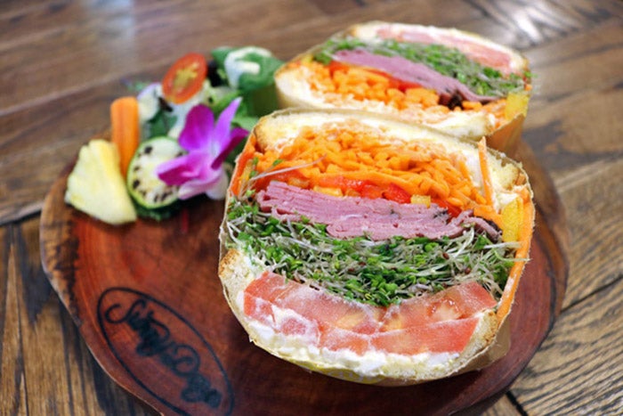 スプラウトパストラミエッグサンドイッチ/画像提供:ハナフル
