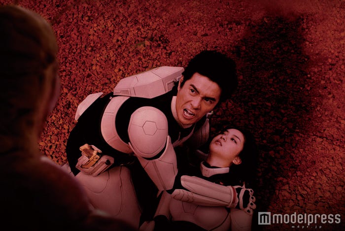 ともに火星へと飛び込んだ2人は…(C)貴家悠・橘賢一/集英社(C)2016 映画「テラフォーマーズ」製作委員会