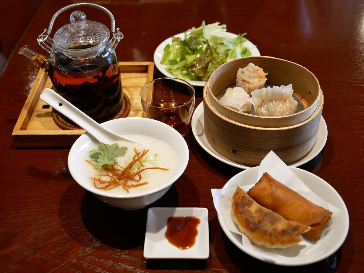 飲茶ランチセット（税込1078円）……サラダ、焼売、海老蒸し餃子、ふかひれ餃子、焼き餃子、春巻き、お粥、デザート、中国茶がセットになったお得なセット。平日は1名～、土日祝は2名～オーダー可