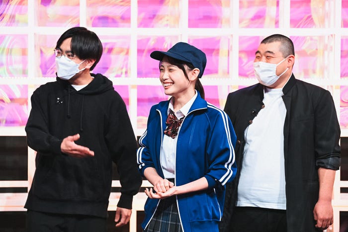 田村藍とお笑いコンビ・金の国(C)TBS