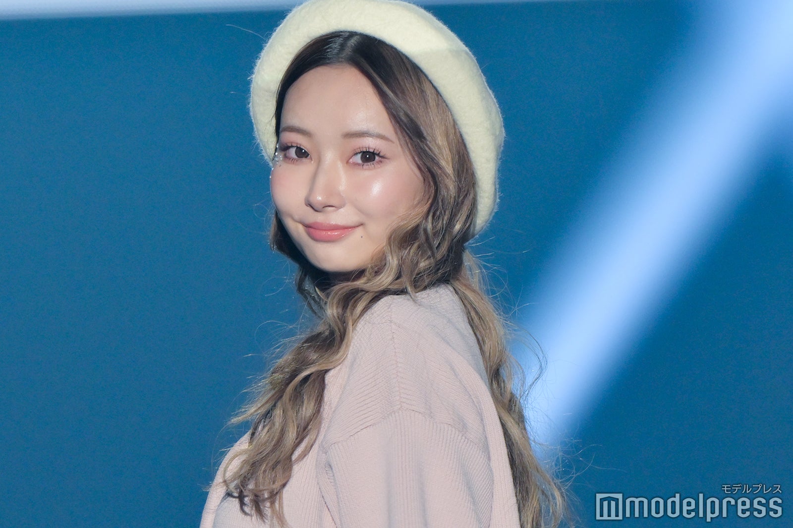 「小悪魔ageha」PyunA.（ぴょな）、ミニスカから美脚披露 ピンク×白の甘め冬コーデ＜TGC しずおか 2024＞