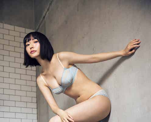 高崎かなみ、水着姿で連れ去られる 艶やかなランジェリーカットも披露