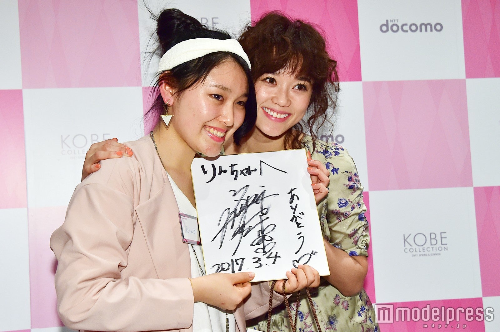 サイン入り色紙＆2ショット撮影も （C）モデルプレス