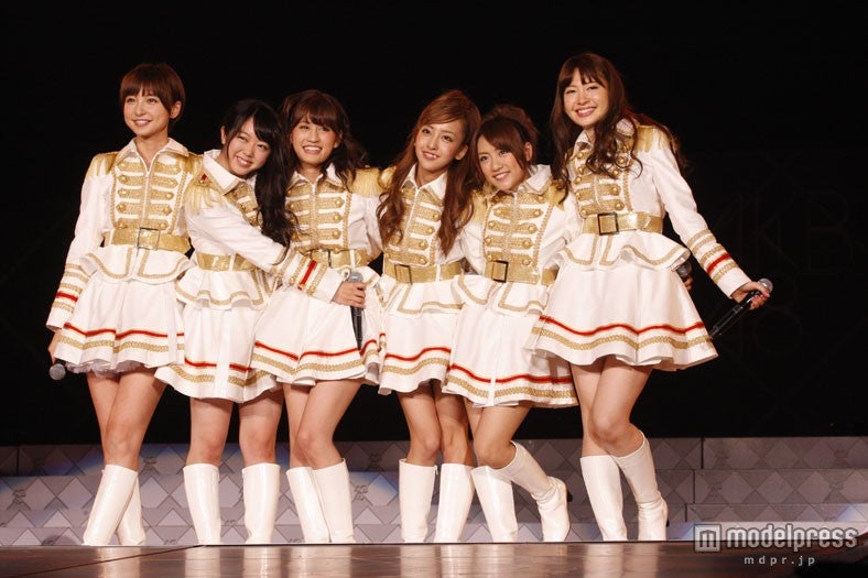 左から篠田麻里子、峯岸みなみ、前田敦子、板野友美、高橋みなみ、小嶋陽菜（C）AKS