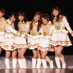 左から篠田麻里子、峯岸みなみ、前田敦子、板野友美、高橋みなみ、小嶋陽菜(C)AKS