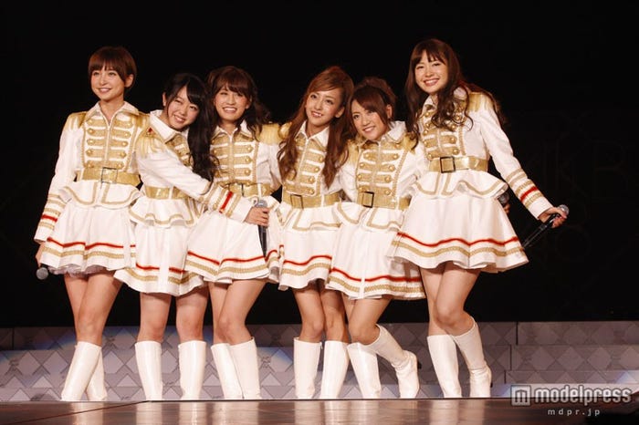 左から篠田麻里子、峯岸みなみ、前田敦子、板野友美、高橋みなみ、小嶋陽菜(C)AKS