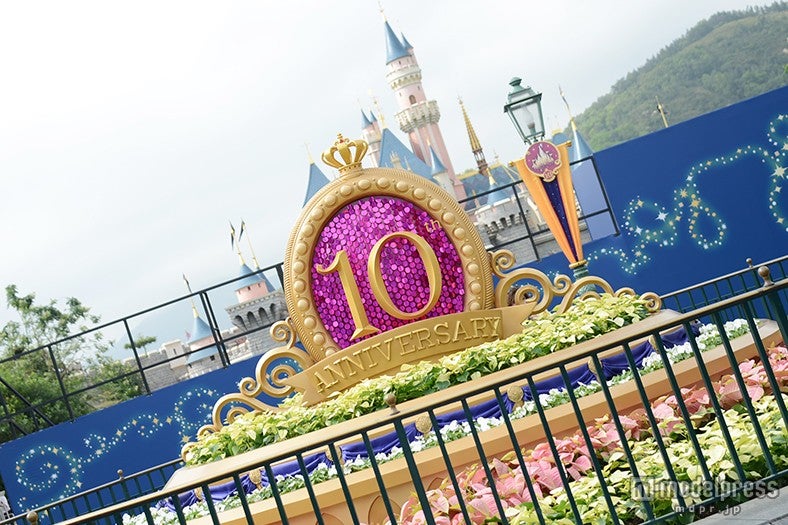 香港ディズニーランド、10周年特別コスチュームが超キュート！記念