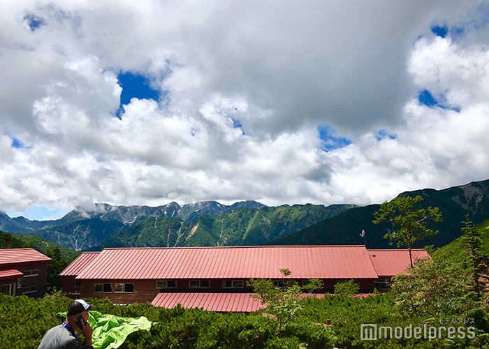 常念小屋と槍、穂高連峰（C）モデルプレス