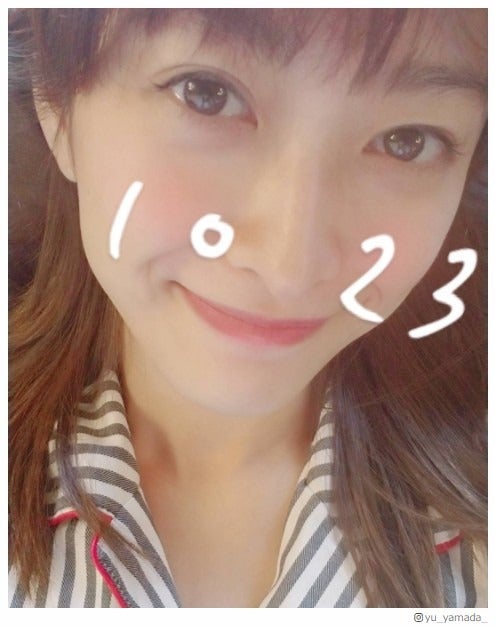 山田優、寝起きショットで家族エピソード明かす「小栗さんも一緒？」「すっぴん綺麗」