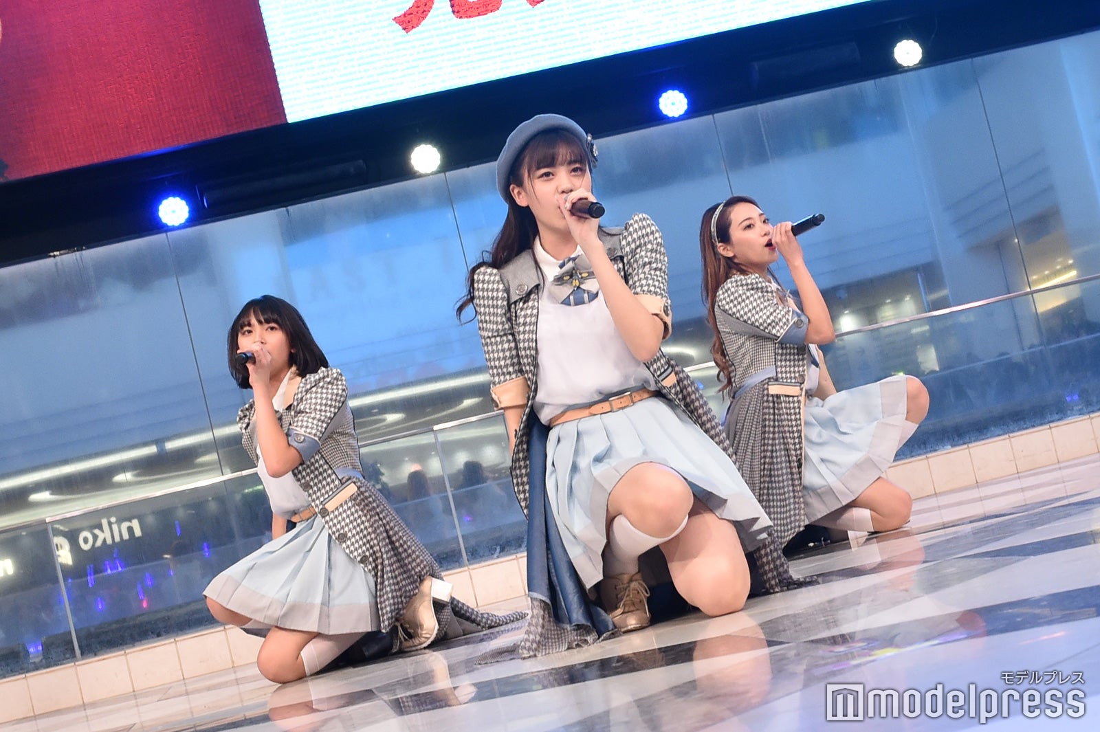 大石夏摘、阿部菜々実、安田愛里（C）モデルプレス