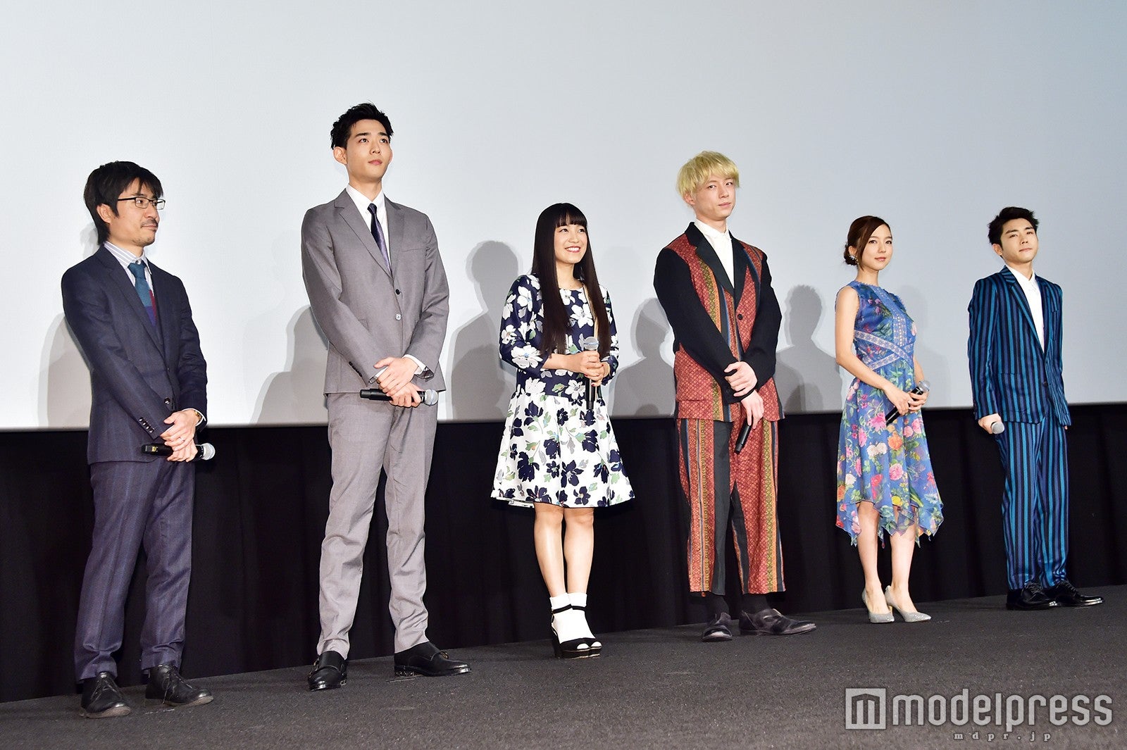 （左から）月川翔監督、竜星涼、miwa、坂口健太郎、真野恵里菜、泉澤祐希（C）モデルプレス