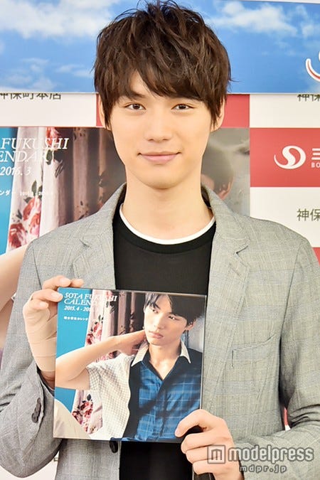 右手負傷の福士蒼汰、ファン3500人と片手で握手会【モデルプレス】