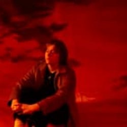 ルイス・キャパルディ、ノエル・ギャラガー&ケミカル・ブラザーズの名曲をカヴァー