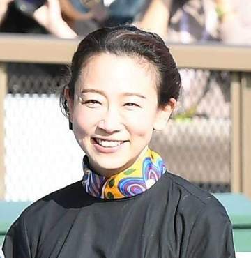 夫はJRAのイケメン元トップ騎手、3児ママの元フジアナ 夫婦で「たまのお休み」デートに「仲良し♥」「かわいい」